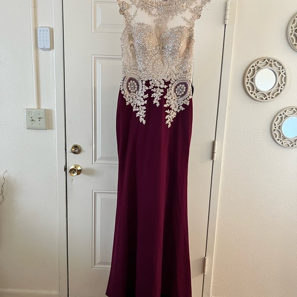 Long Burgundy prom dress - Picture 3 of 5